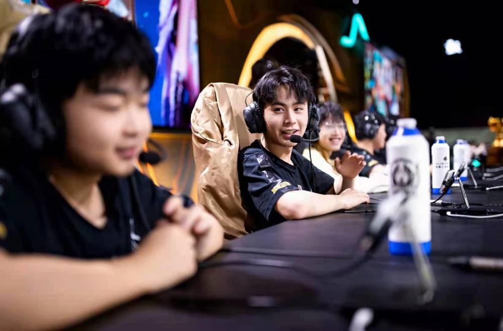 1月15日下午15：00，2023英雄联盟职业联赛（LPL）春季赛第一周第二天的比赛即将到来